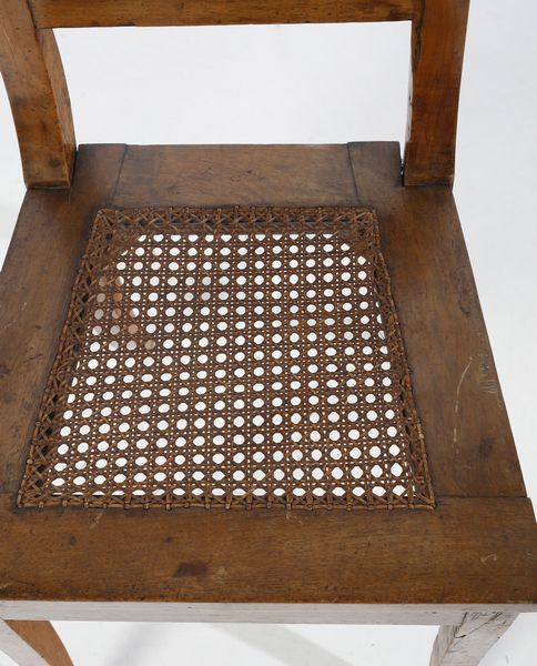 MANIFATTURA ITALIANA DEL XIX SECOLO : Salotto in noce intagliato e parzialmente dorato in stile Impero, composto da divanetto, tavolino e quattro sedie, con schienale traforato e gambe a sciabola  - Asta Asta 502 | ARTE ANTICA E DEL XIX SECOLO Online - Associazione Nazionale - Case d'Asta italiane