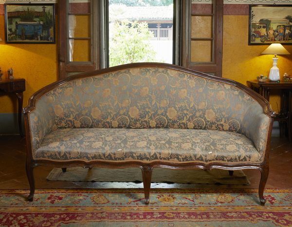MANIFATTURA DEL XVIII SECOLO : Divano 'a pozzetto' in legno di noce, seduta e schienale imbottiti in tessuto a motivi floreali, grembiale e schienale profilati a rilievo, gambe mosse  - Asta Asta 502 | ARTE ANTICA E DEL XIX SECOLO Online - Associazione Nazionale - Case d'Asta italiane