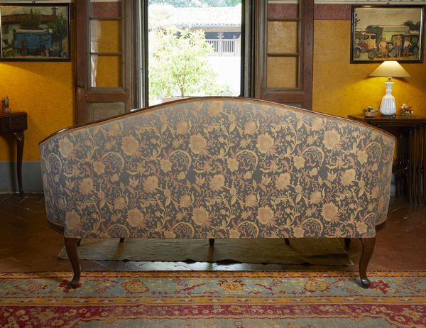 MANIFATTURA DEL XVIII SECOLO : Divano 'a pozzetto' in legno di noce, seduta e schienale imbottiti in tessuto a motivi floreali, grembiale e schienale profilati a rilievo, gambe mosse  - Asta Asta 502 | ARTE ANTICA E DEL XIX SECOLO Online - Associazione Nazionale - Case d'Asta italiane