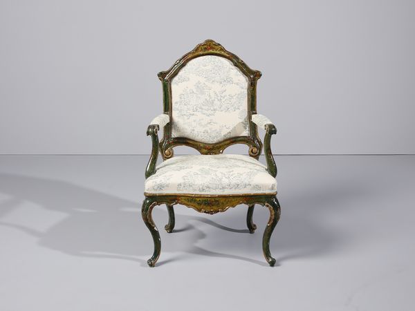 MANIFATTURA VENEZIANA DEL XVIII SECOLO : Poltrona in legno laccato e decorato a motivi floreali policromi su fondo verde e dorato, braccioli di forma mossa terminanti a ricciolo, schienale e grembiale sagomati e profilati a rilievo, gambe arcuate  - Asta Asta 502 | ARTE ANTICA E DEL XIX SECOLO Online - Associazione Nazionale - Case d'Asta italiane