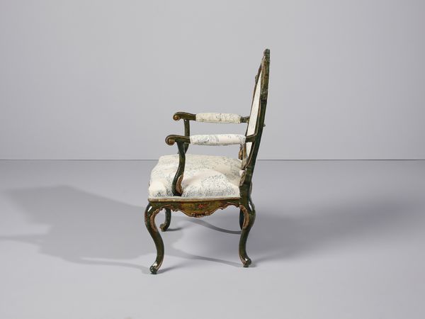 MANIFATTURA VENEZIANA DEL XVIII SECOLO : Poltrona in legno laccato e decorato a motivi floreali policromi su fondo verde e dorato, braccioli di forma mossa terminanti a ricciolo, schienale e grembiale sagomati e profilati a rilievo, gambe arcuate  - Asta Asta 502 | ARTE ANTICA E DEL XIX SECOLO Online - Associazione Nazionale - Case d'Asta italiane