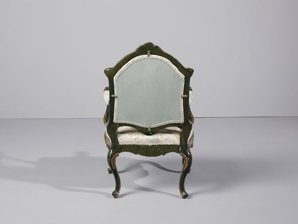 MANIFATTURA VENEZIANA DEL XVIII SECOLO : Poltrona in legno laccato e decorato a motivi floreali policromi su fondo verde e dorato, braccioli di forma mossa terminanti a ricciolo, schienale e grembiale sagomati e profilati a rilievo, gambe arcuate  - Asta Asta 502 | ARTE ANTICA E DEL XIX SECOLO Online - Associazione Nazionale - Case d'Asta italiane