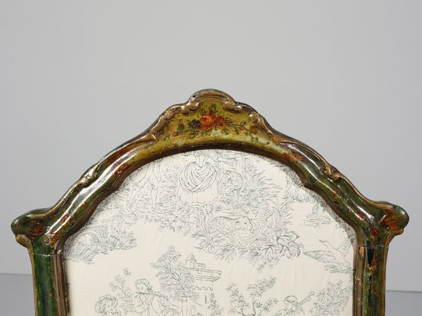 MANIFATTURA VENEZIANA DEL XVIII SECOLO : Poltrona in legno laccato e decorato a motivi floreali policromi su fondo verde e dorato, braccioli di forma mossa terminanti a ricciolo, schienale e grembiale sagomati e profilati a rilievo, gambe arcuate  - Asta Asta 502 | ARTE ANTICA E DEL XIX SECOLO Online - Associazione Nazionale - Case d'Asta italiane