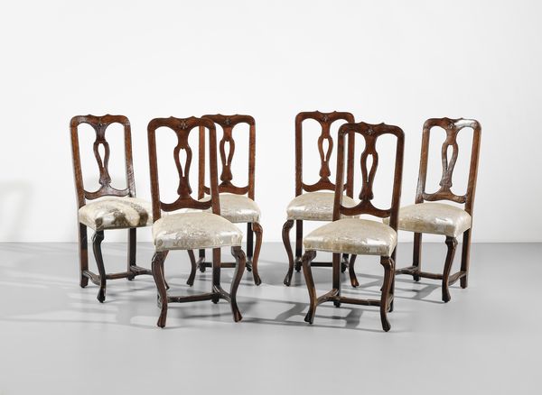 MANIFATTURA VENETA DEL XVIII SECOLO : Sei sedie in noce con schienale traforato e intagliato a giorno, gambe arcuate unite da traverse  - Asta Asta 502 | ARTE ANTICA E DEL XIX SECOLO Online - Associazione Nazionale - Case d'Asta italiane