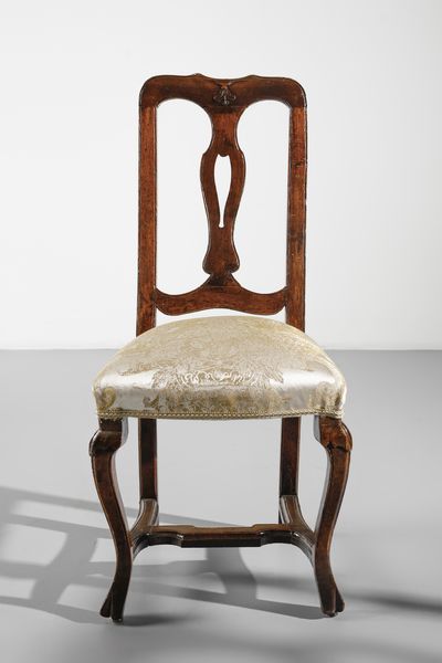 MANIFATTURA VENETA DEL XVIII SECOLO : Sei sedie in noce con schienale traforato e intagliato a giorno, gambe arcuate unite da traverse  - Asta Asta 502 | ARTE ANTICA E DEL XIX SECOLO Online - Associazione Nazionale - Case d'Asta italiane
