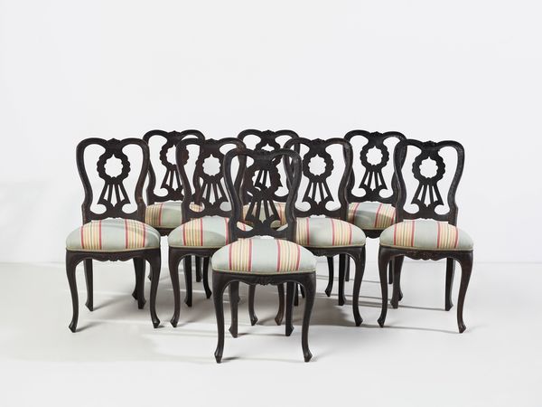 MANIFATTURA DEL XVIII-XIX SECOLO : Otto sedie in legno intagliato, schienale a giorno, seduta imbottita e gambe arcuate  - Asta Asta 502 | ARTE ANTICA E DEL XIX SECOLO Online - Associazione Nazionale - Case d'Asta italiane