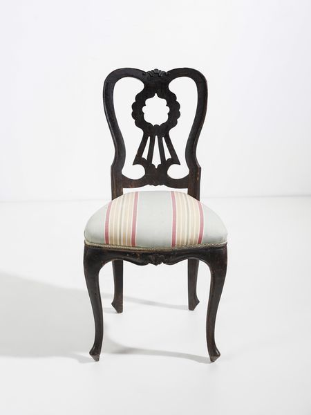 MANIFATTURA DEL XVIII-XIX SECOLO : Otto sedie in legno intagliato, schienale a giorno, seduta imbottita e gambe arcuate  - Asta Asta 502 | ARTE ANTICA E DEL XIX SECOLO Online - Associazione Nazionale - Case d'Asta italiane