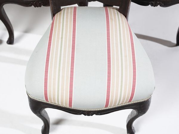 MANIFATTURA DEL XVIII-XIX SECOLO : Otto sedie in legno intagliato, schienale a giorno, seduta imbottita e gambe arcuate  - Asta Asta 502 | ARTE ANTICA E DEL XIX SECOLO Online - Associazione Nazionale - Case d'Asta italiane