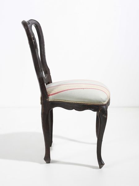 MANIFATTURA DEL XVIII-XIX SECOLO : Otto sedie in legno intagliato, schienale a giorno, seduta imbottita e gambe arcuate  - Asta Asta 502 | ARTE ANTICA E DEL XIX SECOLO Online - Associazione Nazionale - Case d'Asta italiane