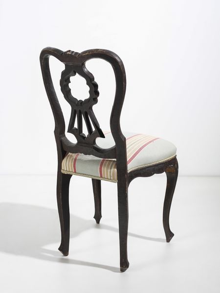 MANIFATTURA DEL XVIII-XIX SECOLO : Otto sedie in legno intagliato, schienale a giorno, seduta imbottita e gambe arcuate  - Asta Asta 502 | ARTE ANTICA E DEL XIX SECOLO Online - Associazione Nazionale - Case d'Asta italiane