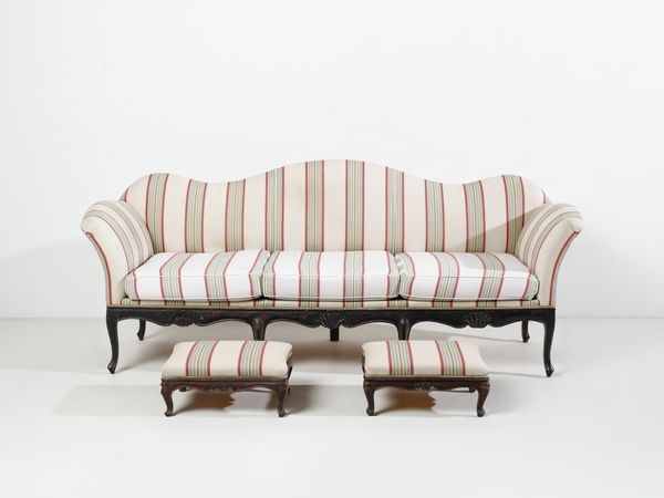 MANIFATTURA DEL XVIII-XIX SECOLO : Divano a tre posti in legno intagliato, grembiale sagomato a motivo rocaille e gambe arcuate, con due poggiapiedi nello stesso stile  - Asta Asta 502 | ARTE ANTICA E DEL XIX SECOLO Online - Associazione Nazionale - Case d'Asta italiane