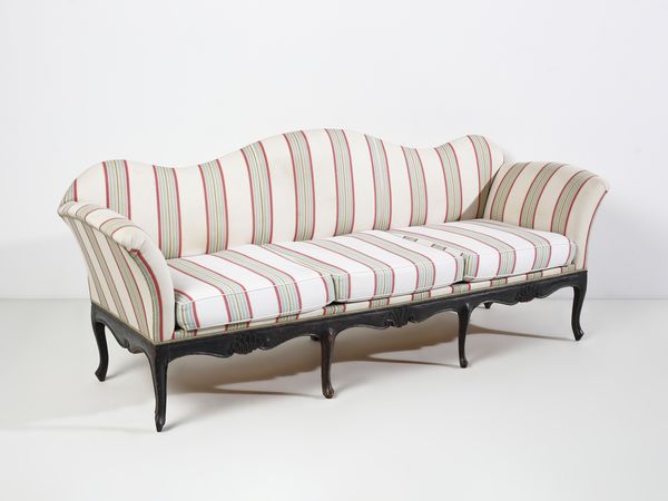 MANIFATTURA DEL XVIII-XIX SECOLO : Divano a tre posti in legno intagliato, grembiale sagomato a motivo rocaille e gambe arcuate, con due poggiapiedi nello stesso stile  - Asta Asta 502 | ARTE ANTICA E DEL XIX SECOLO Online - Associazione Nazionale - Case d'Asta italiane