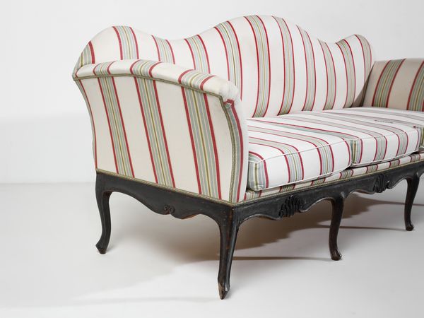 MANIFATTURA DEL XVIII-XIX SECOLO : Divano a tre posti in legno intagliato, grembiale sagomato a motivo rocaille e gambe arcuate, con due poggiapiedi nello stesso stile  - Asta Asta 502 | ARTE ANTICA E DEL XIX SECOLO Online - Associazione Nazionale - Case d'Asta italiane