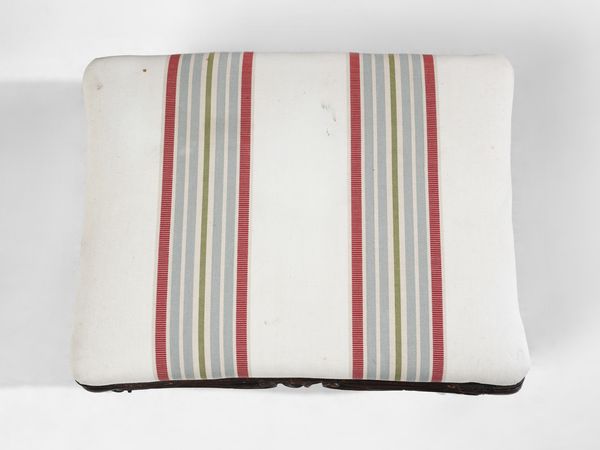 MANIFATTURA DEL XVIII-XIX SECOLO : Divano a tre posti in legno intagliato, grembiale sagomato a motivo rocaille e gambe arcuate, con due poggiapiedi nello stesso stile  - Asta Asta 502 | ARTE ANTICA E DEL XIX SECOLO Online - Associazione Nazionale - Case d'Asta italiane