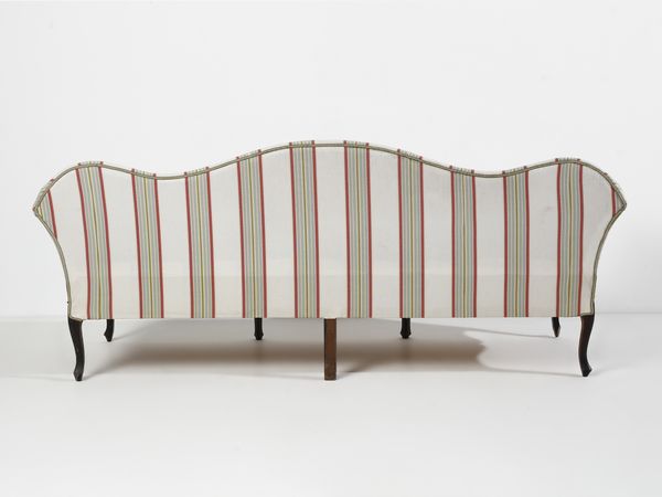 MANIFATTURA DEL XVIII-XIX SECOLO : Divano a tre posti in legno intagliato, grembiale sagomato a motivo rocaille e gambe arcuate, con due poggiapiedi nello stesso stile  - Asta Asta 502 | ARTE ANTICA E DEL XIX SECOLO Online - Associazione Nazionale - Case d'Asta italiane