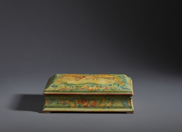 MANIFATTURA VENETA DEL XIX-XX SECOLO : Scatola in legno laccato in policromia, decori a motivi floreali e naturalistici con scena galante sul coperchio  - Asta Asta 502 | ARTE ANTICA E DEL XIX SECOLO Online - Associazione Nazionale - Case d'Asta italiane
