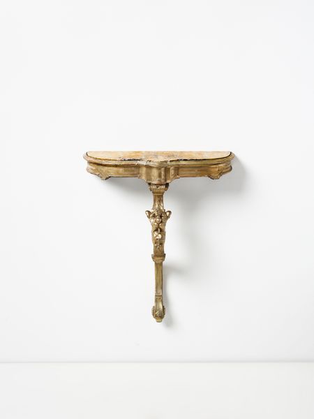 MANIFATTURA DEL XVIII-XIX SECOLO : Consolle in legno intagliato e dorato, fusto con decoro a maschera grottesca, piano a incasso in marmo giallo  - Asta Asta 502 | ARTE ANTICA E DEL XIX SECOLO Online - Associazione Nazionale - Case d'Asta italiane