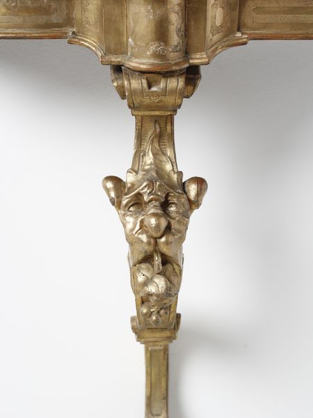 MANIFATTURA DEL XVIII-XIX SECOLO : Consolle in legno intagliato e dorato, fusto con decoro a maschera grottesca, piano a incasso in marmo giallo  - Asta Asta 502 | ARTE ANTICA E DEL XIX SECOLO Online - Associazione Nazionale - Case d'Asta italiane