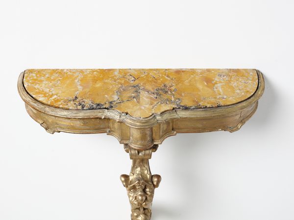 MANIFATTURA DEL XVIII-XIX SECOLO : Consolle in legno intagliato e dorato, fusto con decoro a maschera grottesca, piano a incasso in marmo giallo  - Asta Asta 502 | ARTE ANTICA E DEL XIX SECOLO Online - Associazione Nazionale - Case d'Asta italiane