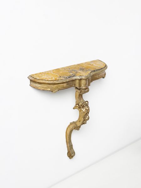 MANIFATTURA DEL XVIII-XIX SECOLO : Consolle in legno intagliato e dorato, fusto con decoro a maschera grottesca, piano a incasso in marmo giallo  - Asta Asta 502 | ARTE ANTICA E DEL XIX SECOLO Online - Associazione Nazionale - Case d'Asta italiane