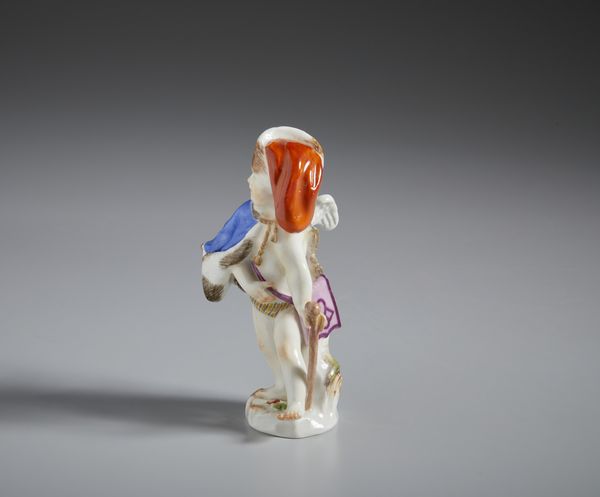MANIFATTURA DI MEISSEN DEL XIX SECOLO : Cupido alato in porcellana policroma con cappello di pelliccia, mantello e bastone  - Asta Asta 502 | ARTE ANTICA E DEL XIX SECOLO Online - Associazione Nazionale - Case d'Asta italiane