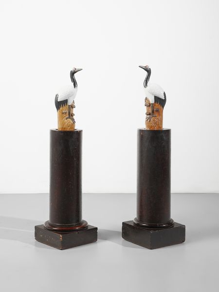 MANIFATTURA CINESE DEL XX SECOLO : Coppia di aironi in ceramica policroma e invetriata, assemblati su colonne in legno patinato di differente manifattura  - Asta Asta 502 | ARTE ANTICA E DEL XIX SECOLO Online - Associazione Nazionale - Case d'Asta italiane