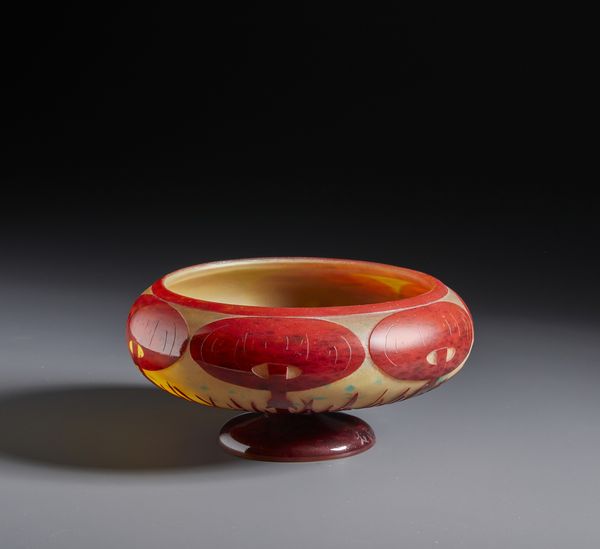 LE VERRE FRANCAIS : Ciotola della serie Coprins in vetro finemente inciso ad acido con decorazione di funghi nei toni del rosso-arancio su fondo giallastro  - Asta Asta 502 | ARTE ANTICA E DEL XIX SECOLO Online - Associazione Nazionale - Case d'Asta italiane