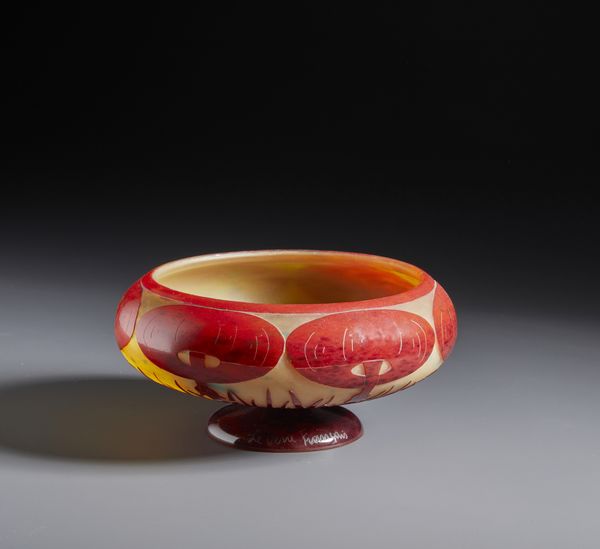 LE VERRE FRANCAIS : Ciotola della serie Coprins in vetro finemente inciso ad acido con decorazione di funghi nei toni del rosso-arancio su fondo giallastro  - Asta Asta 502 | ARTE ANTICA E DEL XIX SECOLO Online - Associazione Nazionale - Case d'Asta italiane