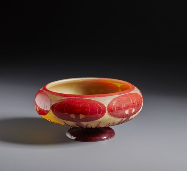 LE VERRE FRANCAIS : Ciotola della serie Coprins in vetro finemente inciso ad acido con decorazione di funghi nei toni del rosso-arancio su fondo giallastro  - Asta Asta 502 | ARTE ANTICA E DEL XIX SECOLO Online - Associazione Nazionale - Case d'Asta italiane