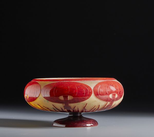 LE VERRE FRANCAIS : Ciotola della serie Coprins in vetro finemente inciso ad acido con decorazione di funghi nei toni del rosso-arancio su fondo giallastro  - Asta Asta 502 | ARTE ANTICA E DEL XIX SECOLO Online - Associazione Nazionale - Case d'Asta italiane