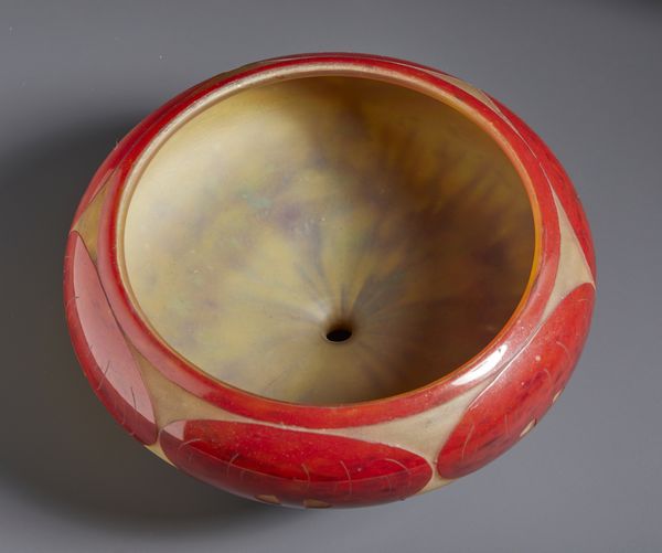 LE VERRE FRANCAIS : Ciotola della serie Coprins in vetro finemente inciso ad acido con decorazione di funghi nei toni del rosso-arancio su fondo giallastro  - Asta Asta 502 | ARTE ANTICA E DEL XIX SECOLO Online - Associazione Nazionale - Case d'Asta italiane