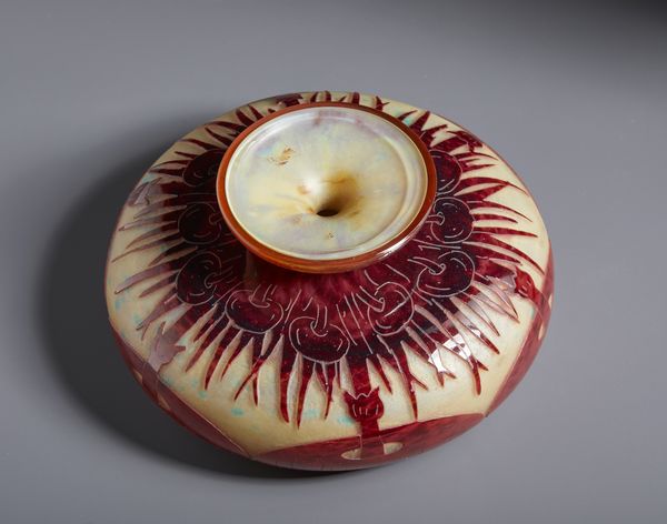 LE VERRE FRANCAIS : Ciotola della serie Coprins in vetro finemente inciso ad acido con decorazione di funghi nei toni del rosso-arancio su fondo giallastro  - Asta Asta 502 | ARTE ANTICA E DEL XIX SECOLO Online - Associazione Nazionale - Case d'Asta italiane