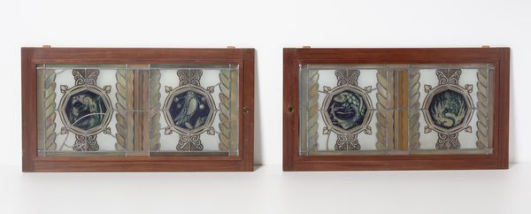 CAMBELLOTTI DUILIO (1876 - 1960) : Nello stile di. Due vetrate policrome legate a piombo raffiguranti medaglioni con animali, entro telaio in legno  - Asta Asta 502 | ARTE ANTICA E DEL XIX SECOLO Online - Associazione Nazionale - Case d'Asta italiane