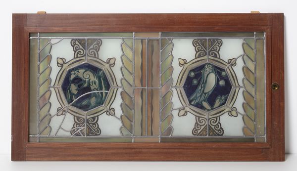 CAMBELLOTTI DUILIO (1876 - 1960) : Nello stile di. Due vetrate policrome legate a piombo raffiguranti medaglioni con animali, entro telaio in legno  - Asta Asta 502 | ARTE ANTICA E DEL XIX SECOLO Online - Associazione Nazionale - Case d'Asta italiane