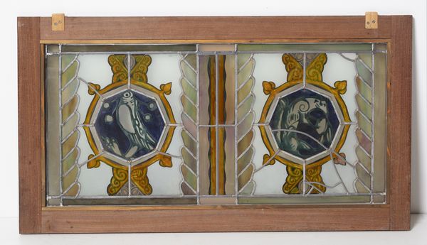CAMBELLOTTI DUILIO (1876 - 1960) : Nello stile di. Due vetrate policrome legate a piombo raffiguranti medaglioni con animali, entro telaio in legno  - Asta Asta 502 | ARTE ANTICA E DEL XIX SECOLO Online - Associazione Nazionale - Case d'Asta italiane