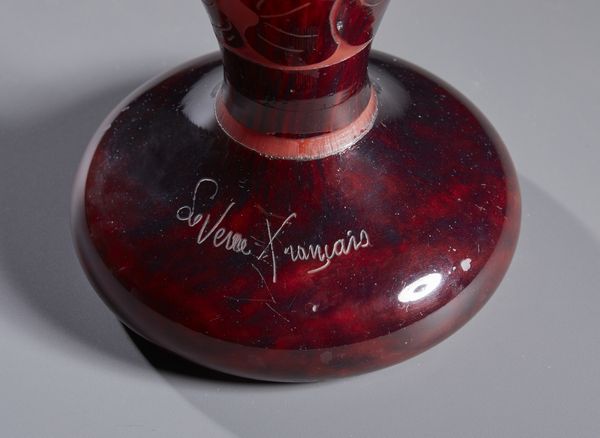 LE VERRE FRANCAIS : Vaso a balaustro in vetro finemente inciso all'acido con fiori di datura nei toni bruno arancio su fondo arancio e giallo  - Asta Asta 502 | ARTE ANTICA E DEL XIX SECOLO Online - Associazione Nazionale - Case d'Asta italiane