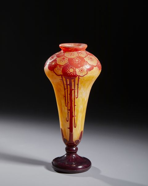 LE VERRE FRANCAIS : Vaso a balaustro finemente inciso ad acido a motivi floreali rossi su fondo arancio  - Asta Asta 502 | ARTE ANTICA E DEL XIX SECOLO Online - Associazione Nazionale - Case d'Asta italiane