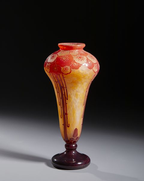 LE VERRE FRANCAIS : Vaso a balaustro finemente inciso ad acido a motivi floreali rossi su fondo arancio  - Asta Asta 502 | ARTE ANTICA E DEL XIX SECOLO Online - Associazione Nazionale - Case d'Asta italiane