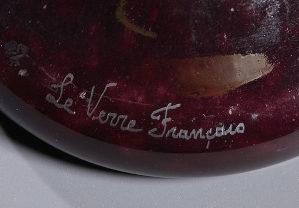 LE VERRE FRANCAIS : Vaso a balaustro finemente inciso ad acido a motivi floreali rossi su fondo arancio  - Asta Asta 502 | ARTE ANTICA E DEL XIX SECOLO Online - Associazione Nazionale - Case d'Asta italiane