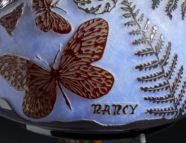 MANIFATTURA FRANCESE DEL XX SECOLO : Lampada in vetro inciso con decori vegetali e zoomorfi nei toni del marrone e del verde su fondo azzurro  - Asta Asta 502 | ARTE ANTICA E DEL XIX SECOLO Online - Associazione Nazionale - Case d'Asta italiane