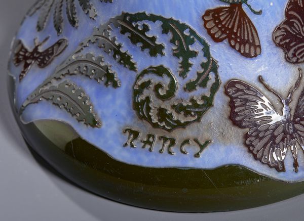 MANIFATTURA FRANCESE DEL XX SECOLO : Lampada in vetro inciso con decori vegetali e zoomorfi nei toni del marrone e del verde su fondo azzurro  - Asta Asta 502 | ARTE ANTICA E DEL XIX SECOLO Online - Associazione Nazionale - Case d'Asta italiane