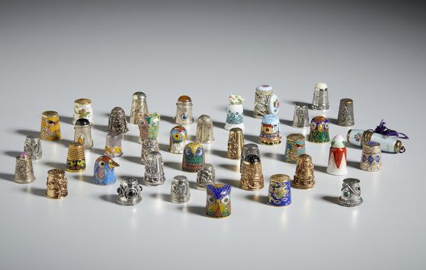 MANIFATTURA DEL XIX-XX SECOLO : Collezione di ditali in vari materiali (ceramica, smalti, metallo argentato)  - Asta Asta 502 | ARTE ANTICA E DEL XIX SECOLO Online - Associazione Nazionale - Case d'Asta italiane