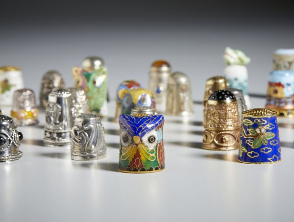 MANIFATTURA DEL XIX-XX SECOLO : Collezione di ditali in vari materiali (ceramica, smalti, metallo argentato)  - Asta Asta 502 | ARTE ANTICA E DEL XIX SECOLO Online - Associazione Nazionale - Case d'Asta italiane