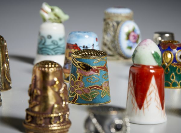 MANIFATTURA DEL XIX-XX SECOLO : Collezione di ditali in vari materiali (ceramica, smalti, metallo argentato)  - Asta Asta 502 | ARTE ANTICA E DEL XIX SECOLO Online - Associazione Nazionale - Case d'Asta italiane