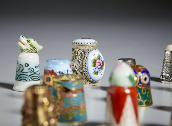 MANIFATTURA DEL XIX-XX SECOLO : Collezione di ditali in vari materiali (ceramica, smalti, metallo argentato)  - Asta Asta 502 | ARTE ANTICA E DEL XIX SECOLO Online - Associazione Nazionale - Case d'Asta italiane