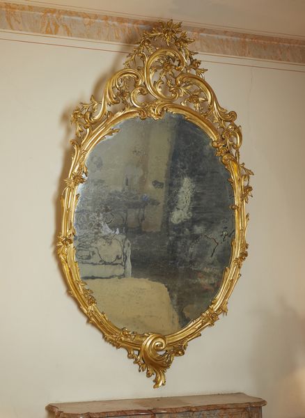 MANIFATTURA DEL XIX SECOLO : Grande specchiera in legno intagliato e dorato, cornice e cimasa decorate a motivi floreali e a volute  - Asta Asta 502 | ARTE ANTICA E DEL XIX SECOLO Online - Associazione Nazionale - Case d'Asta italiane