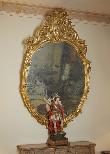 MANIFATTURA DEL XIX SECOLO : Grande specchiera in legno intagliato e dorato, cornice e cimasa decorate a motivi floreali e a volute  - Asta Asta 502 | ARTE ANTICA E DEL XIX SECOLO Online - Associazione Nazionale - Case d'Asta italiane