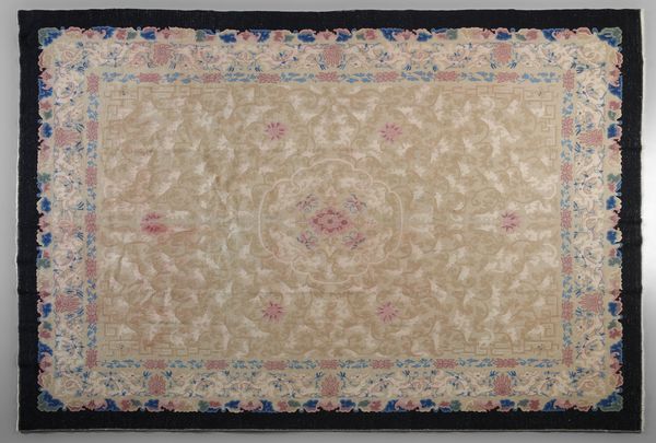 PECHINO : Tappeto con ordito in cotone, trama e vello in lana, con bordura principale a draghi, e secondaria nera. Cina, fine del XIX secolo  - Asta Asta 502 | ARTE ANTICA E DEL XIX SECOLO Online - Associazione Nazionale - Case d'Asta italiane