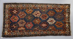 KAZAK - Tappeto con trama, ordito e vello in lana, con ripetuti medaglioni stilizzati di stampo Adler. Caucaso, inizio del XX secolo