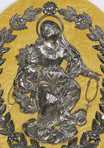 ARGENTIERE ITALIANO DEL XVIII-XIX SECOLO : Madonna con Bambino in lamina dargento entro ghirlanda floreale  - Asta Asta 502 | ARTE ANTICA E DEL XIX SECOLO Online - Associazione Nazionale - Case d'Asta italiane